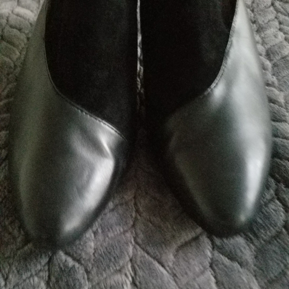 Beautiful Vince Camuto Suede & Leather Heels! - Picture 6 of 11